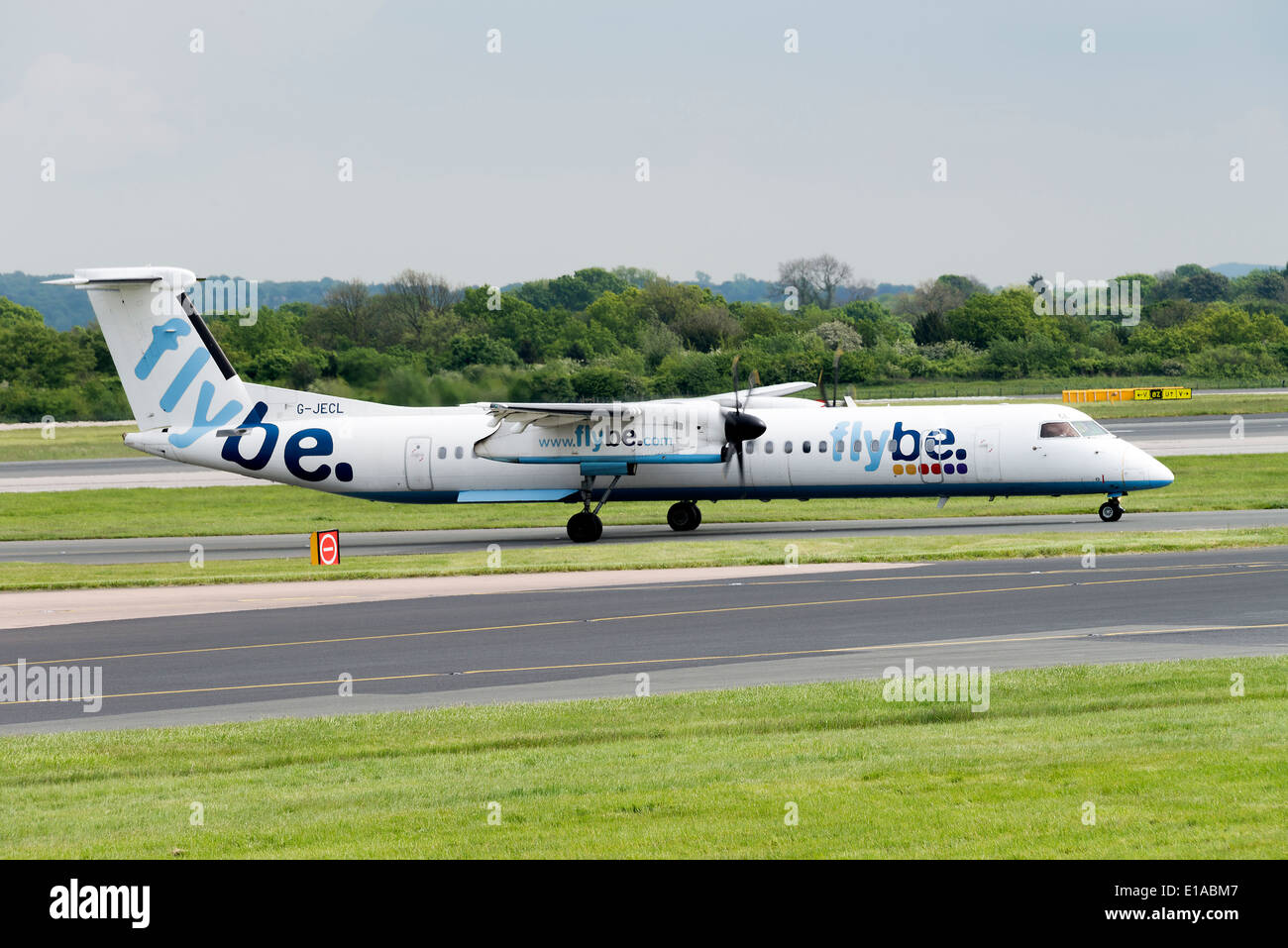 Flybe Bombardier DHC-8-402 Q400 G-JECL aereo di linea di rullaggio all'arrivo all'Aeroporto di Manchester Inghilterra England Regno Unito Regno Unito Foto Stock