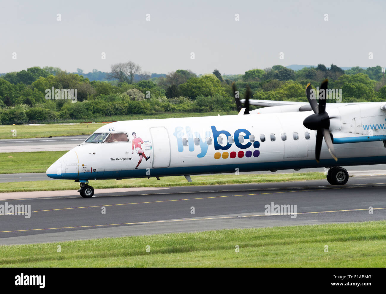 Flybe Bombardier DHC-8-402 Q400 G-JECL aereo di linea di rullaggio all'arrivo all'Aeroporto di Manchester Inghilterra England Regno Unito Regno Unito Foto Stock
