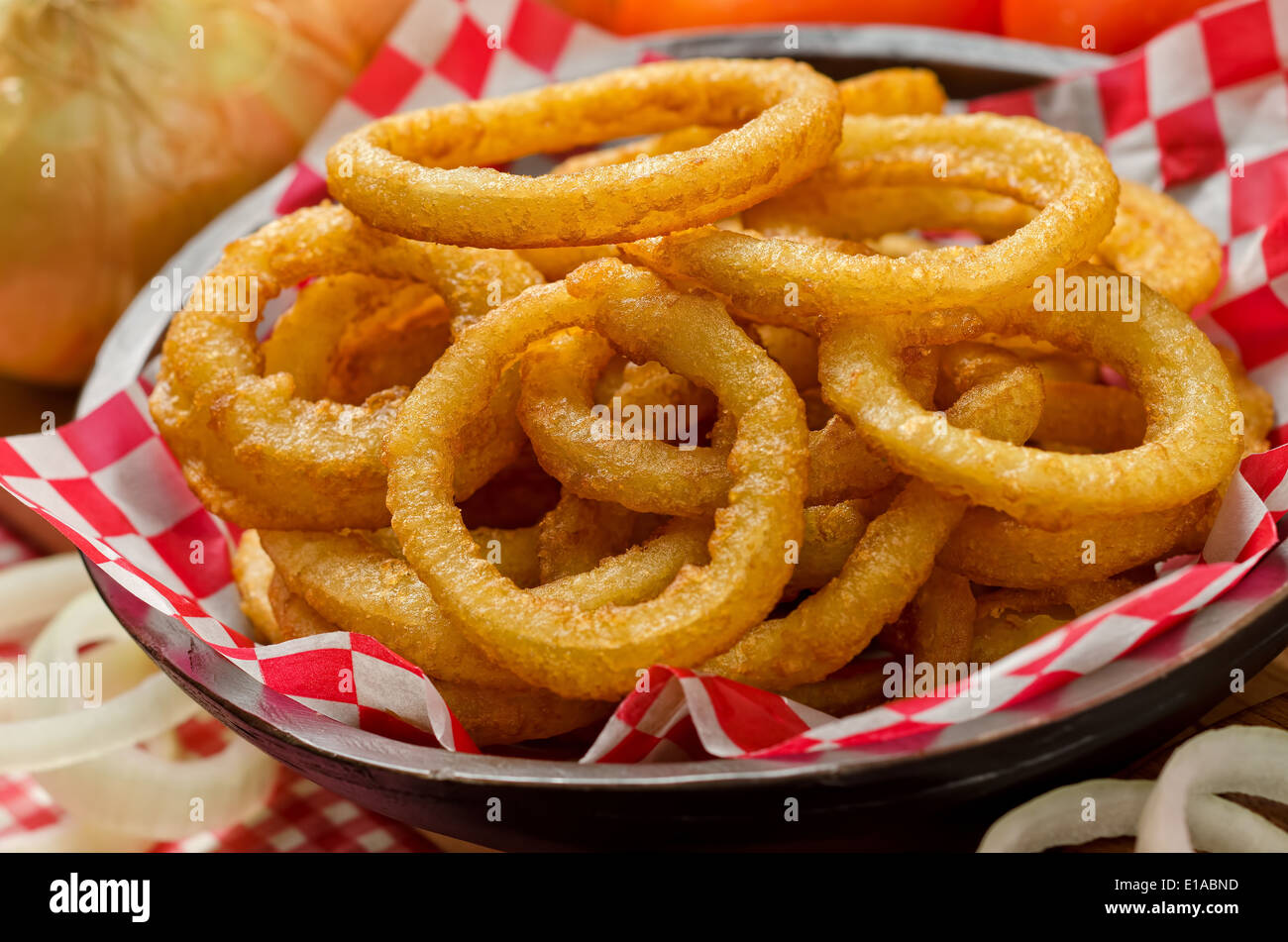 A che serve della deliziosa impanati e fritti golden brown anelli di cipolla. Foto Stock