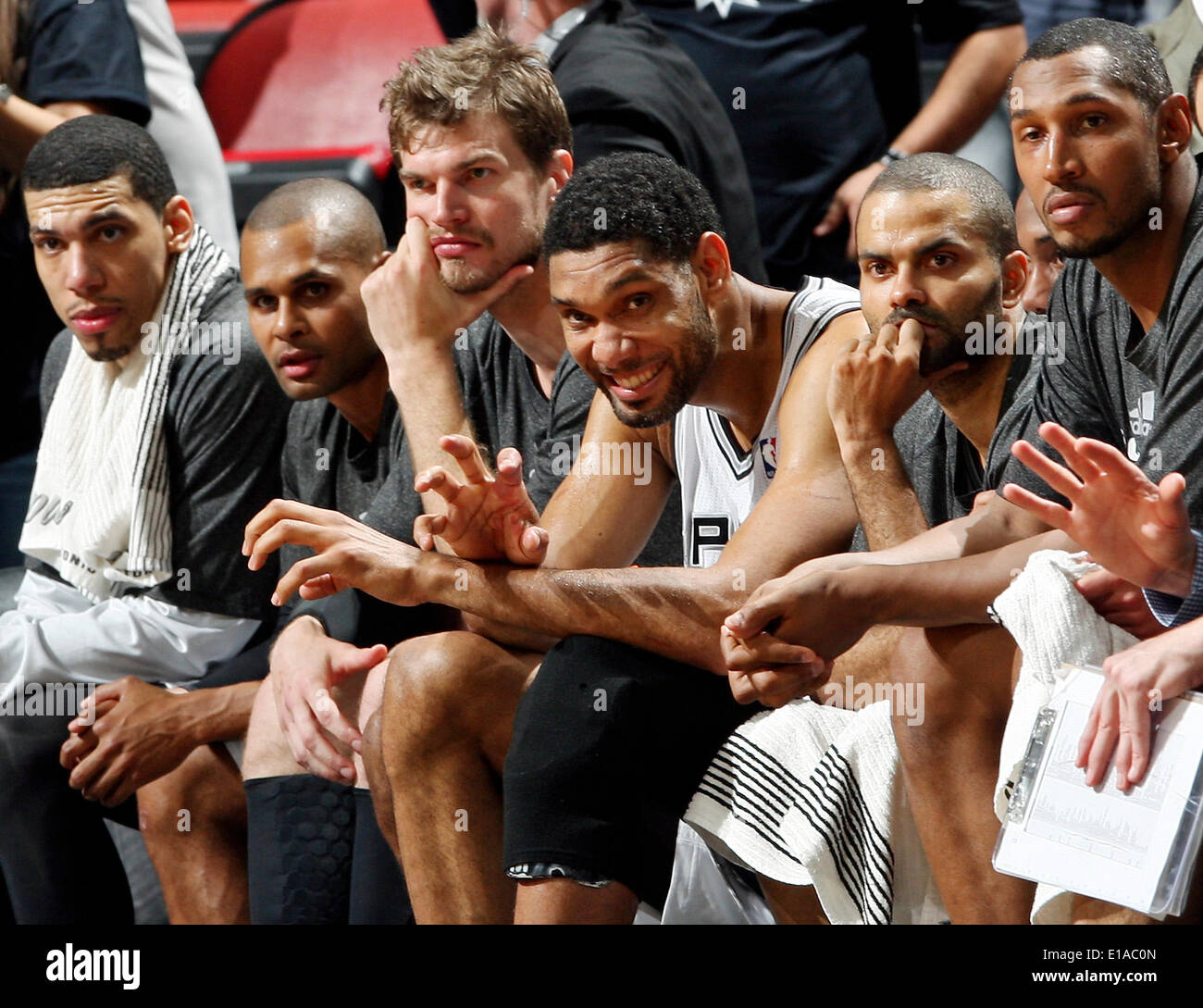 19 maggio 2014 - San Antonio, Texas, Stati Uniti d'America - San Antonio Spurs' di Danny verde (da sinistra), Patty Mills, Tiago Splitter, Tim Duncan, Tony Parker e Boris Diaw guardare la fine azione di gioco 1 nella Western Conference Finals contro Oklahoma City Thunder dal banco lunedì 19 maggio 2014 presso l'AT&T Center. Gli speroni ha vinto 122-105. (Credito Immagine: © San Antonio Express-News/ZUMAPRESS.com) Foto Stock