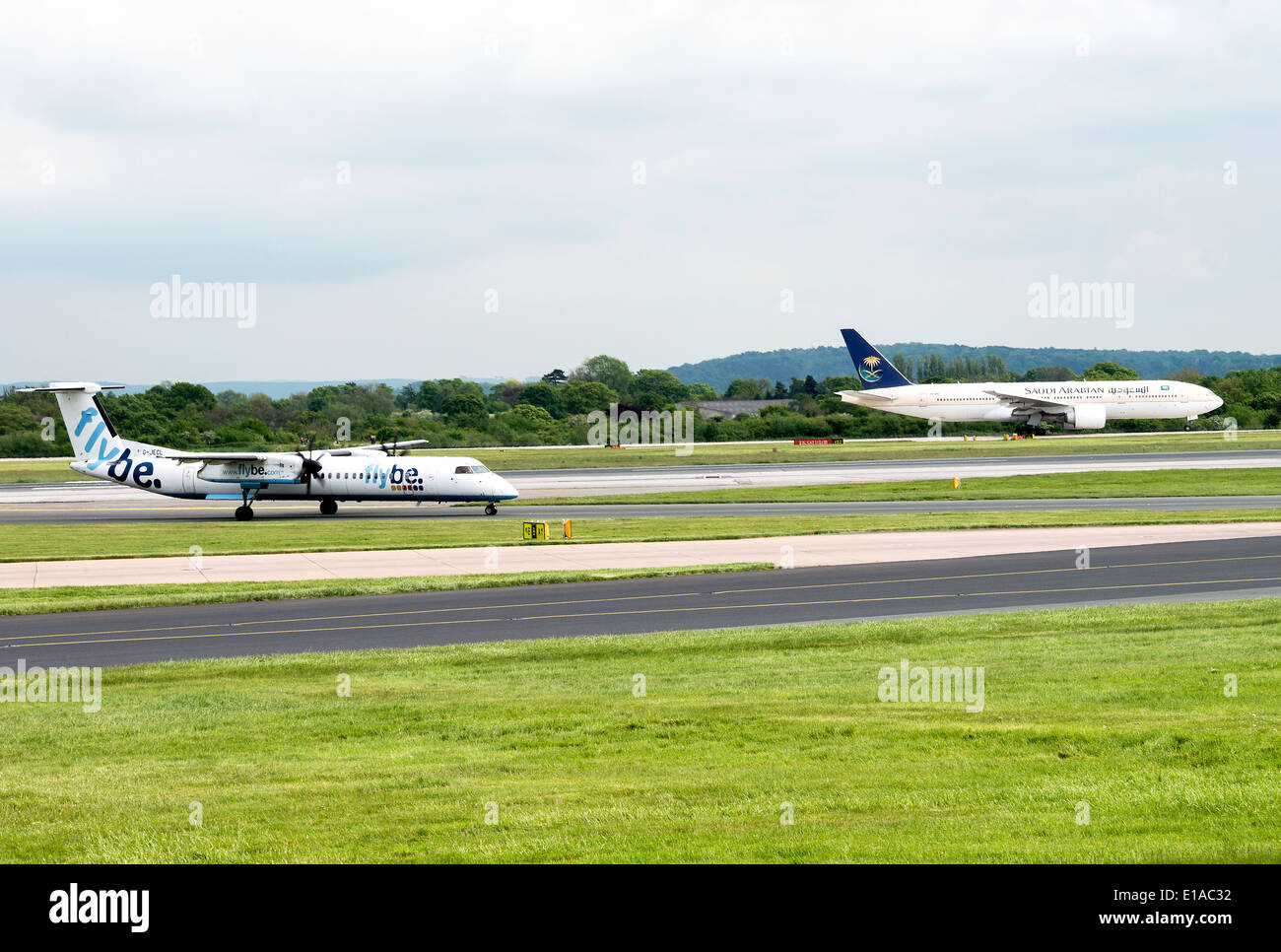 Flybe Bombardier DHC-8-402 Q400 G-JECL aereo di linea di rullaggio all'arrivo all'Aeroporto di Manchester Inghilterra England Regno Unito Regno Unito Foto Stock