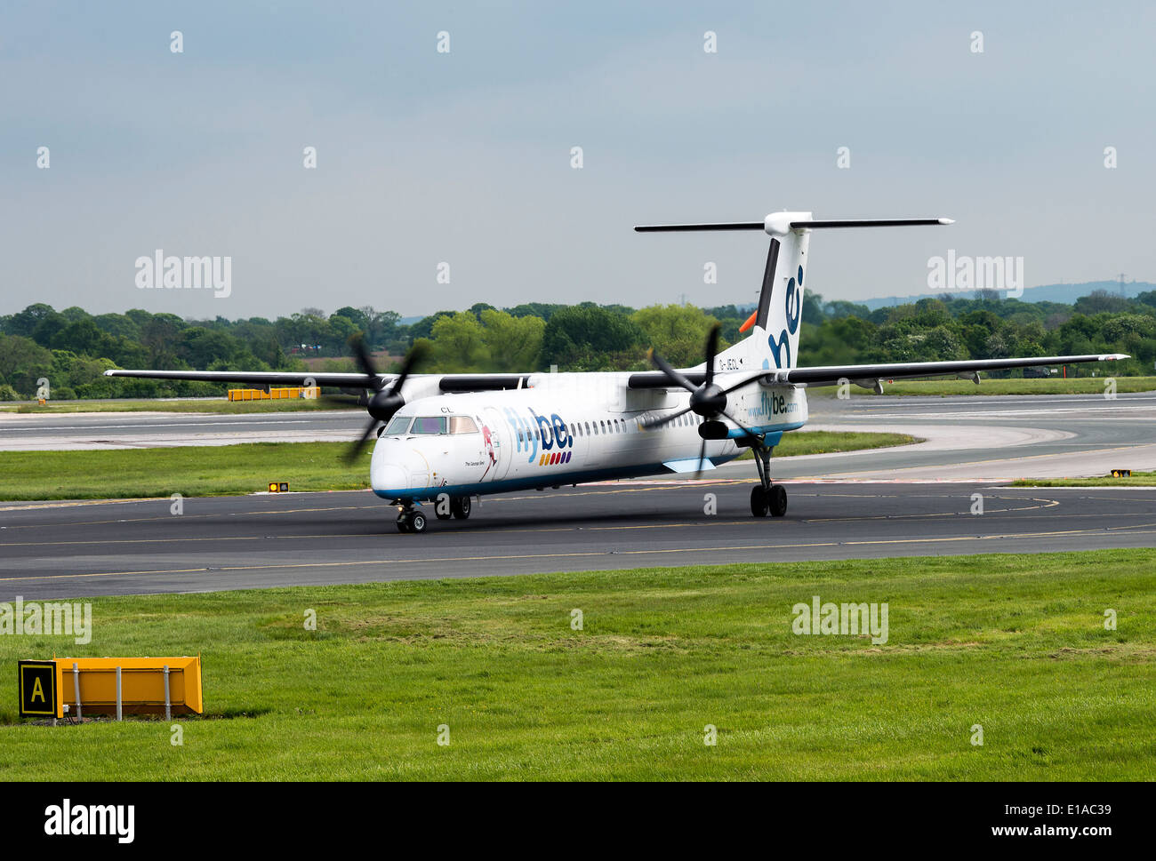 Flybe Bombardier DHC-8-402 Q400 G-JECL aereo di linea di rullaggio all'arrivo all'Aeroporto di Manchester Inghilterra England Regno Unito Regno Unito Foto Stock