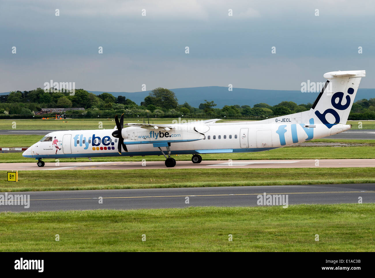 Flybe Bombardier DHC-8-402 Q400 G-JECL aereo di linea di rullaggio all'arrivo all'Aeroporto di Manchester Inghilterra England Regno Unito Regno Unito Foto Stock