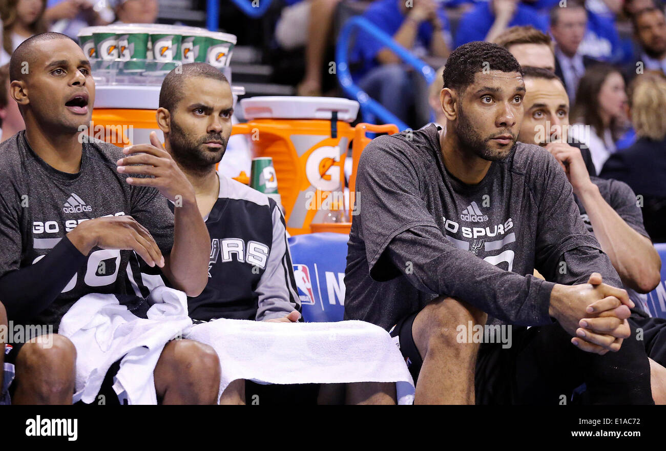27 maggio 2014 - Oklahoma City, Oklahoma, Stati Uniti d'America - San Antonio Spurs' Patty Mills (da sinistra), Tony Parker, Tim Duncan e Manu Ginobili guardare la seconda metà azione nel gioco 4 del Western Conference Finals contro Oklahoma City Thunder Martedì 27 Maggio, 2014 a Chesapeake Energy Arena in Oklahoma City, OK. (Credito Immagine: © San Antonio Express-News/ZUMAPRESS.com) Foto Stock