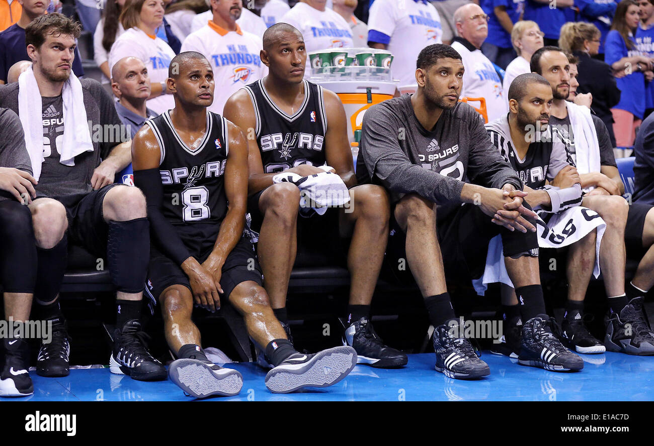 27 maggio 2014 - Oklahoma City, Oklahoma, Stati Uniti d'America - San Antonio Spurs' Tiago Splitter (da sinistra), Patty Mills, Boris Diaw, Tim Duncan, Tony Parker e Manu Ginobili guardare la seconda metà azione nel gioco 4 del Western Conference Finals contro Oklahoma City Thunder dal banco Martedì 27 Maggio, 2014 a Chesapeake Energy Arena in Oklahoma City, OK. Il Tuono ha vinto 105-92. (Credito Immagine: © San Antonio Express-News/ZUMAPRESS.com) Foto Stock