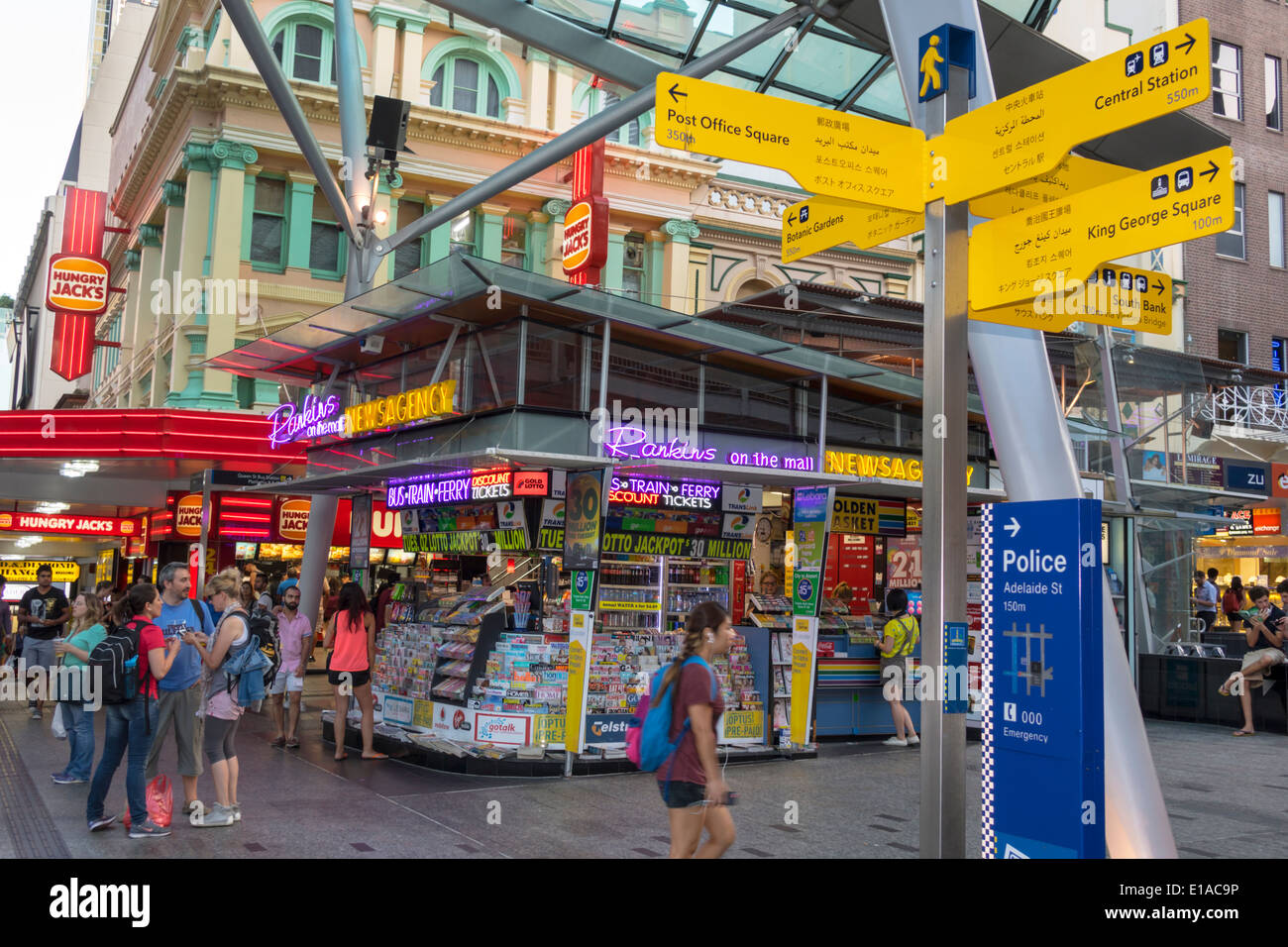 Brisbane Australia,Queen Street Mall,Promenade,uomo uomo maschio,donna donna donne,Agenzia di notizie Rankins,edicola,cartello al neon,segni,frecce,indicazioni,AU14031 Foto Stock
