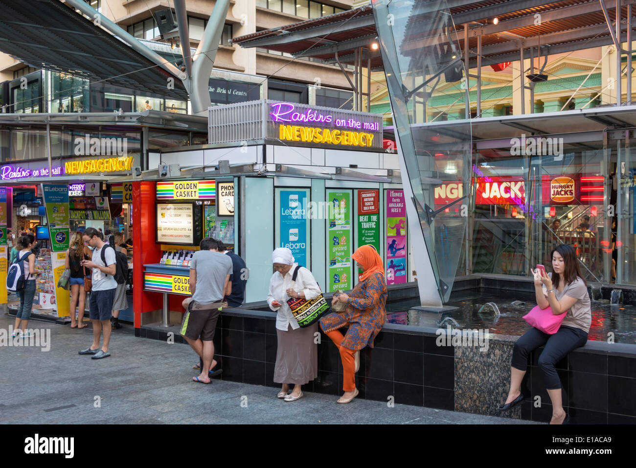 Brisbane Australia,Queen Street Mall,Promenade,uomo uomini maschio,donna donne donne,musulmana,hijab,Agenzia di notizie Rankins,edicola,AU140312104 Foto Stock