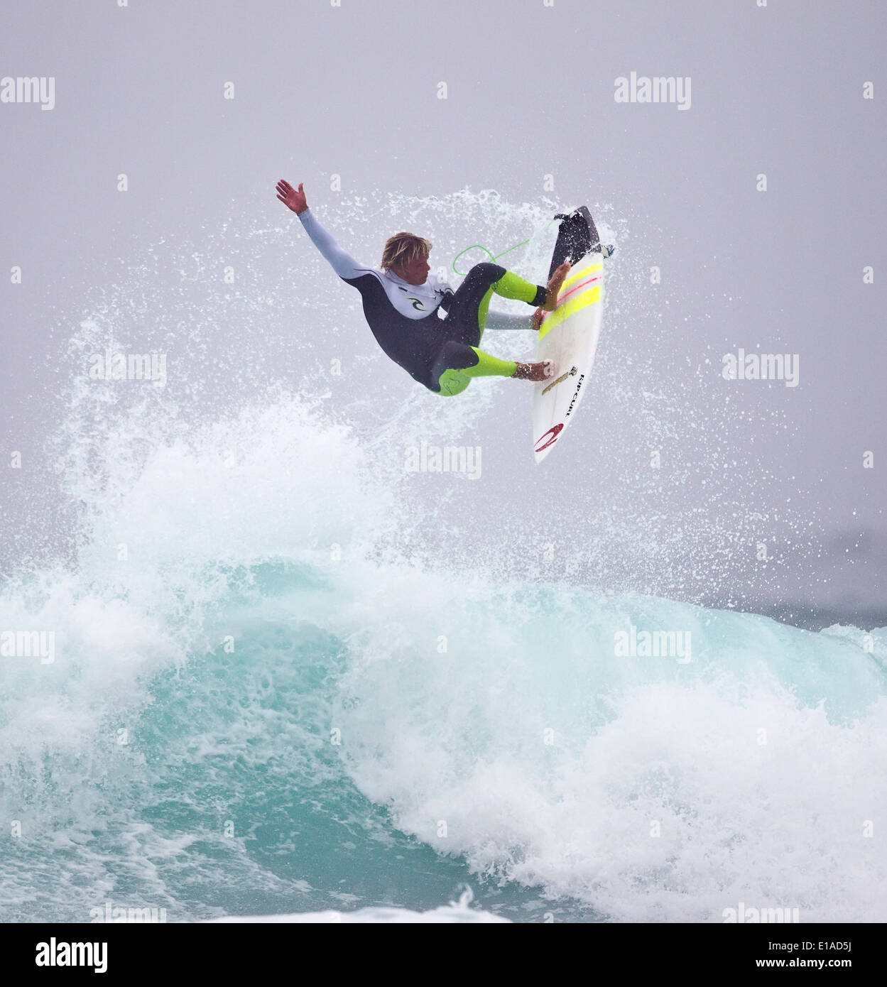 Airborne Surfer saltando fuori un'onda a Sennen Cove Beach West Cornwall Regno Unito Foto Stock