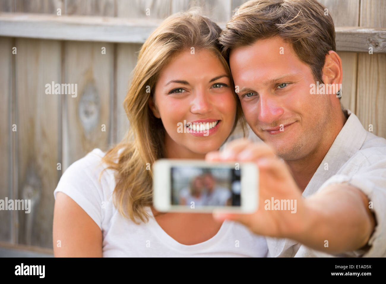 Felice coppia giovane prendendo un selfie con smart phone Foto Stock