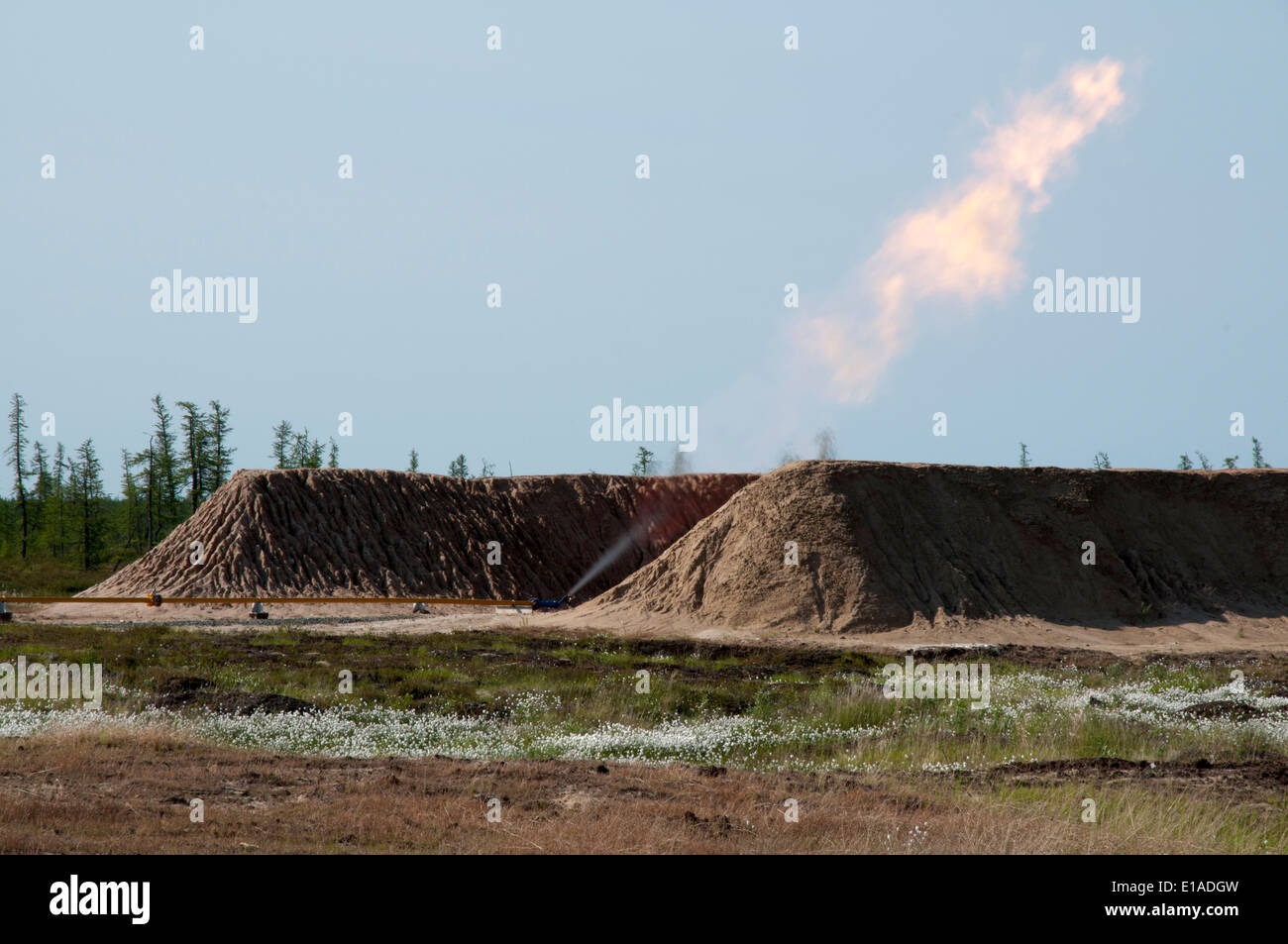 Il gas naturale lo sfruttamento da parte di Severneftegazprom nel Yuzhno-Russkoye gasfield nella tundra russa di Northwest Sibiria. Foto Stock