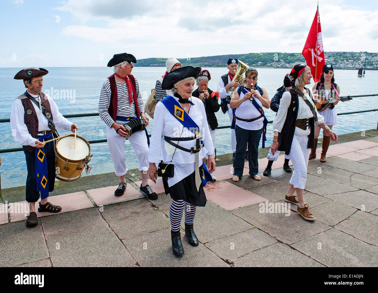 Cornish folk gruppo sul lungomare a Penzance, Cornwal, REGNO UNITO Foto Stock