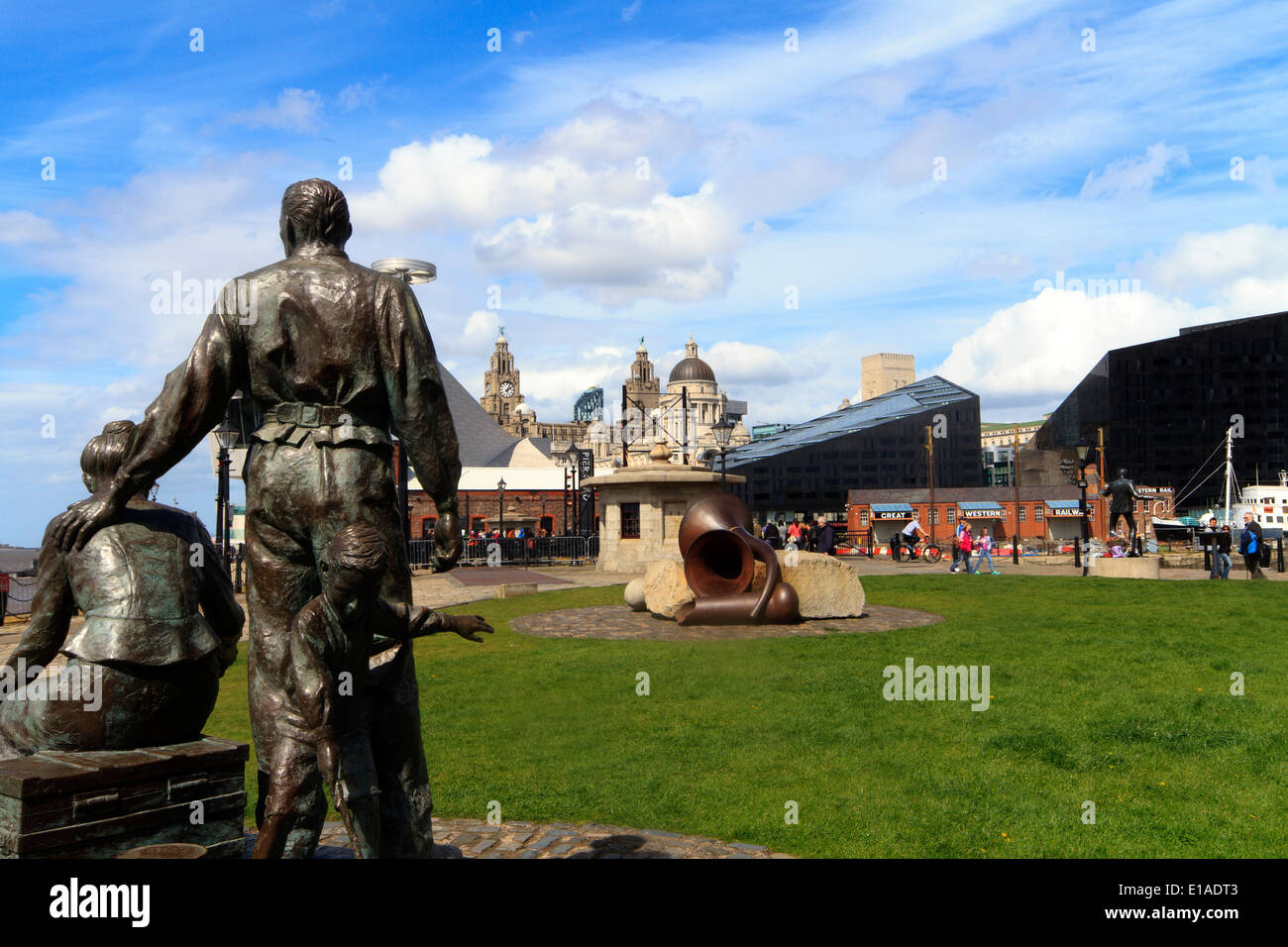 Gli emigranti statua a Liverpool lungomare storico, Albert Dock, Liverpool, in Inghilterra. Foto Stock