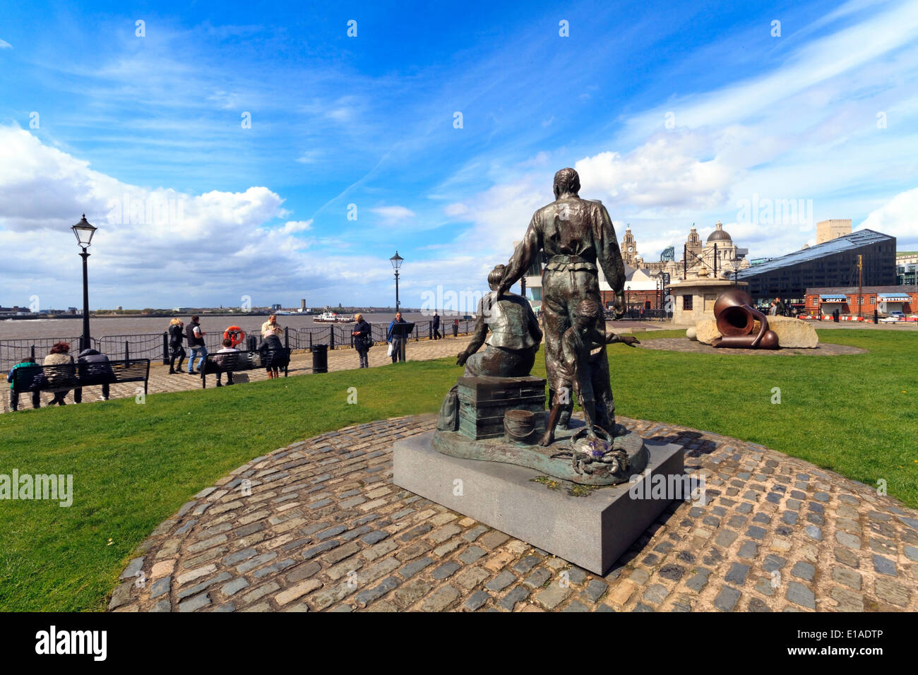 Gli emigranti statua a Liverpool lungomare storico, Albert Dock, Liverpool, in Inghilterra. Foto Stock