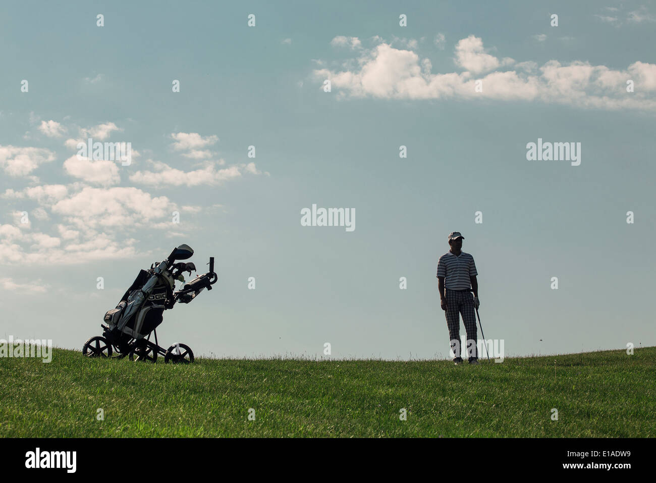 Maschio di giocatore di golf appoggiata al club Foto Stock