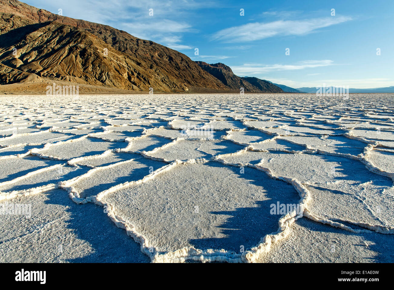 Forma poligonale saline e Gamma Nero, Bacino Badwater, Parco Nazionale della Valle della Morte, California USA Foto Stock