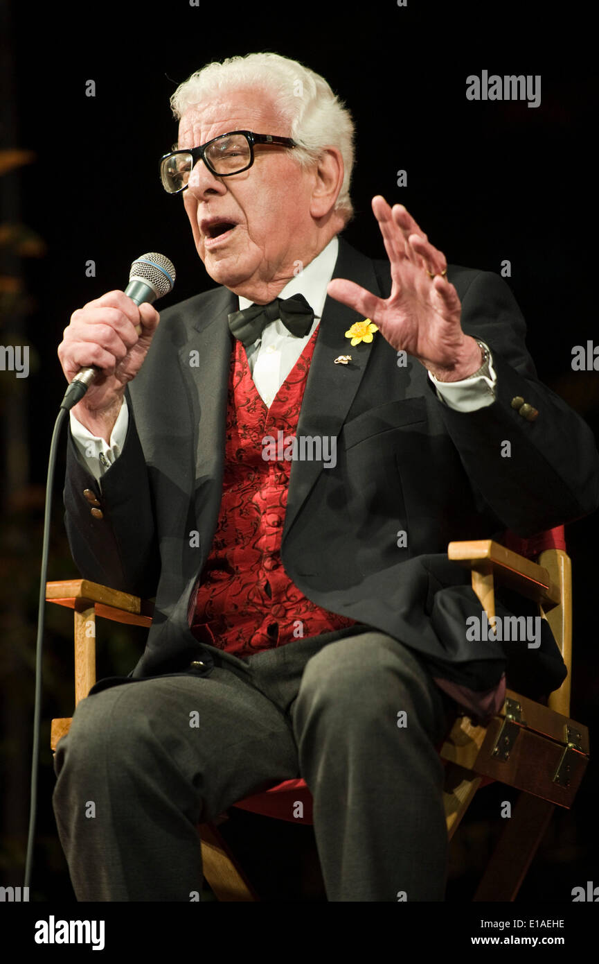 Barry Cryer eseguendo il suo 'Twitter Titters' mostrano con Colin vendere sul pianoforte a Hay Festival 2014. ©Jeff Morgan Foto Stock