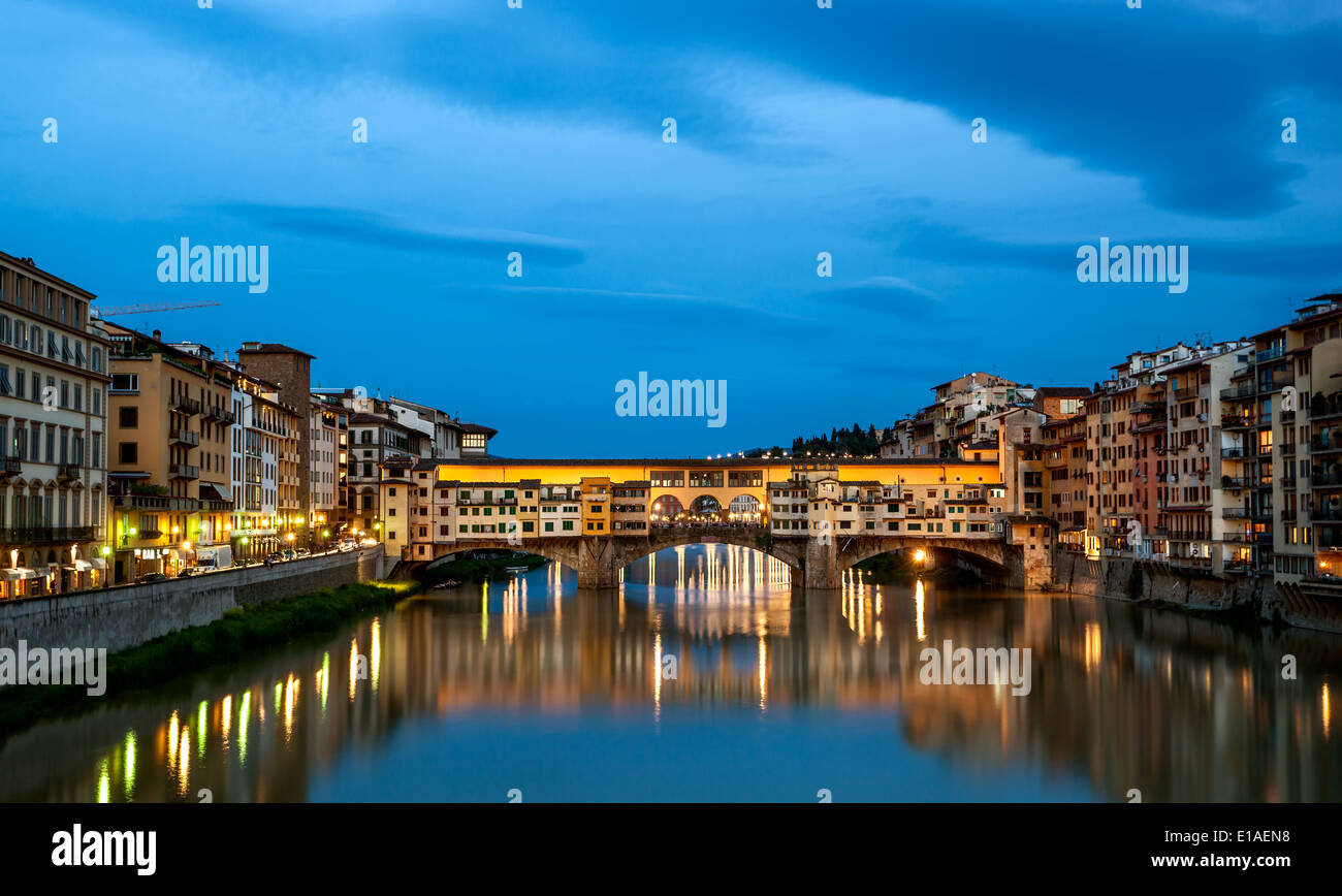 Famoso Ponte Vecchio a Firenze Italia Foto Stock