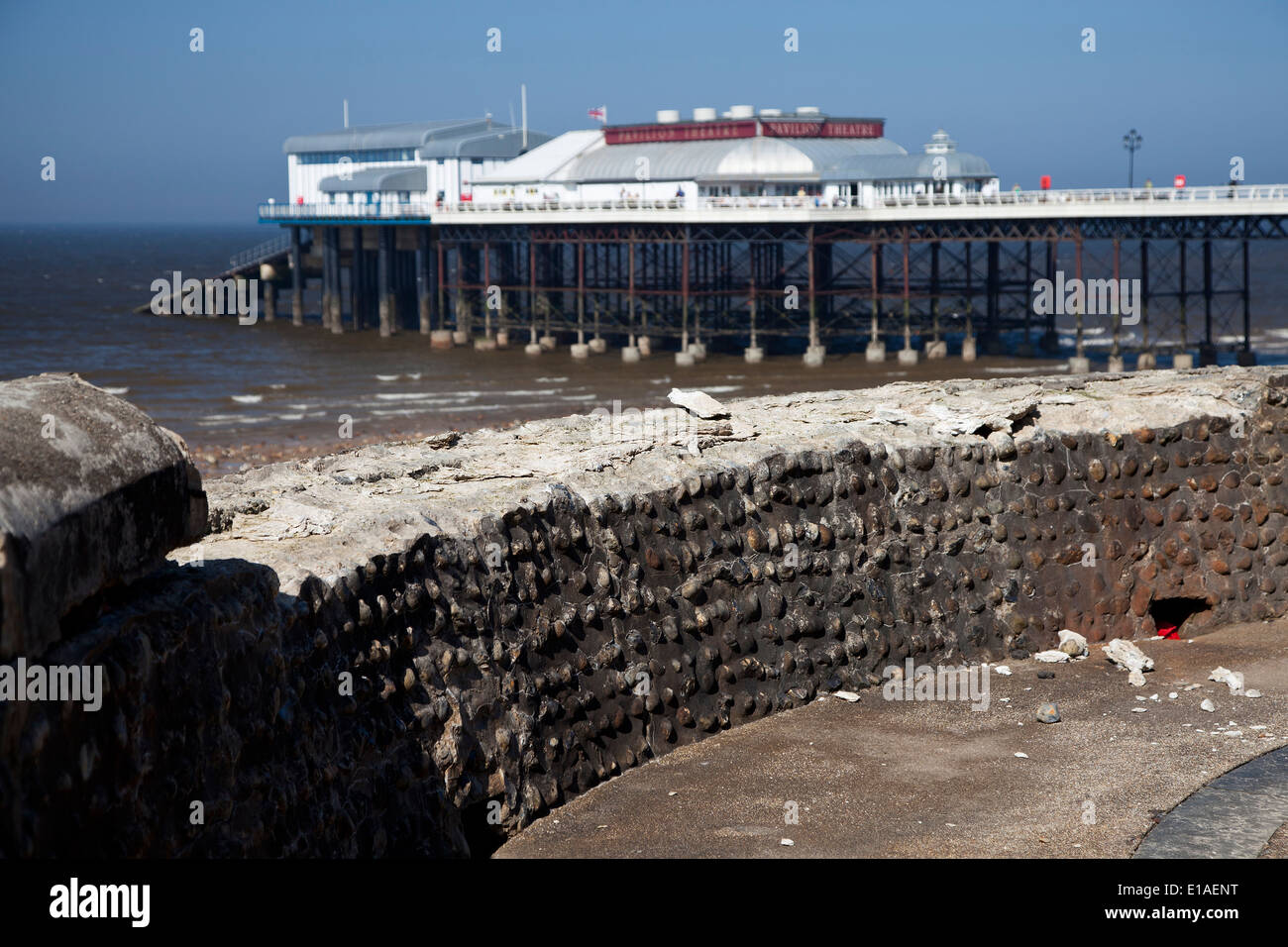 Una sezione di Cromer danneggiato Seawall, un risultato del dicembre 2013 storm surge Foto Stock