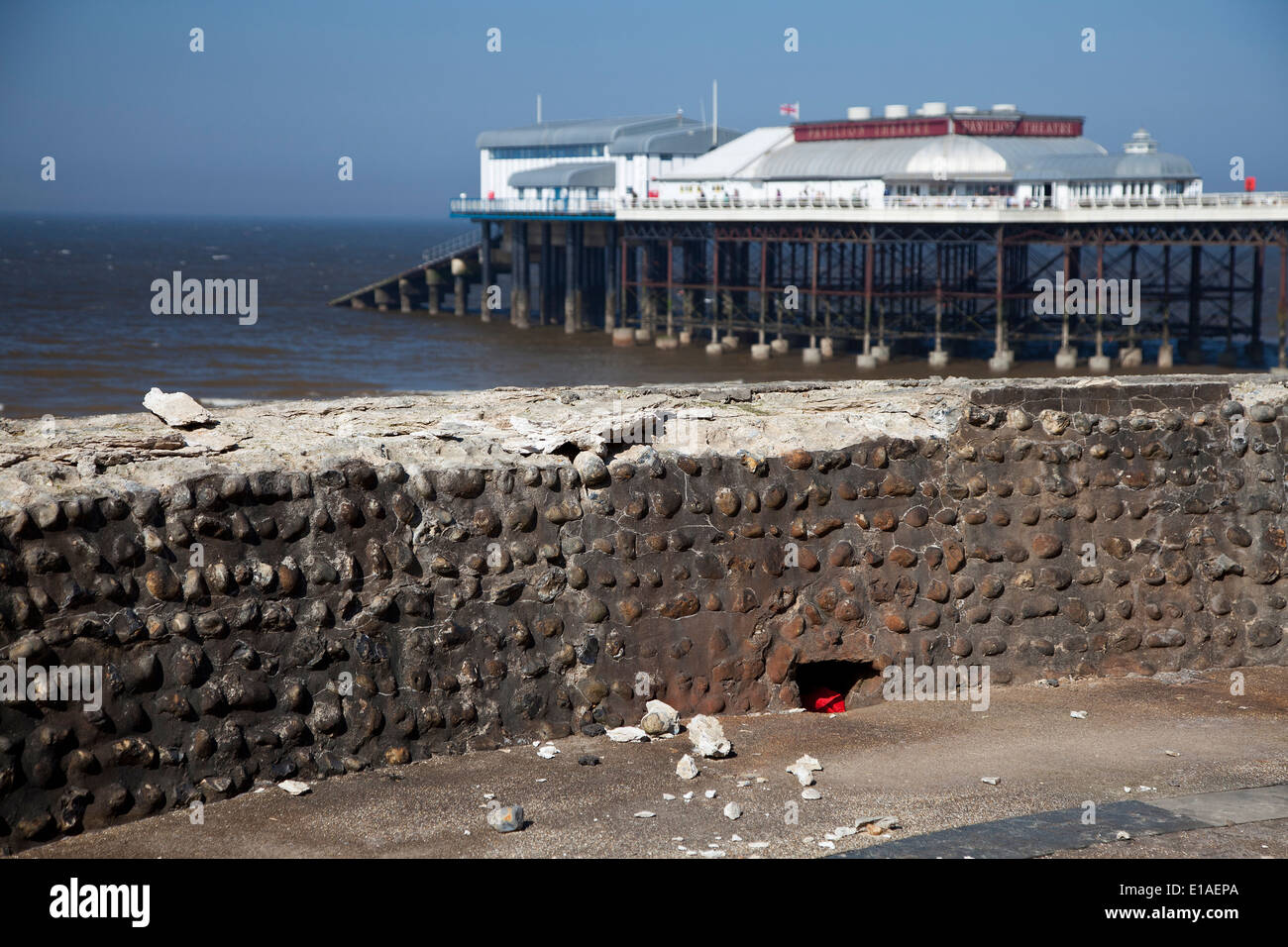 Una sezione di Cromer danneggiato Seawall, un risultato del dicembre 2013 storm surge Foto Stock