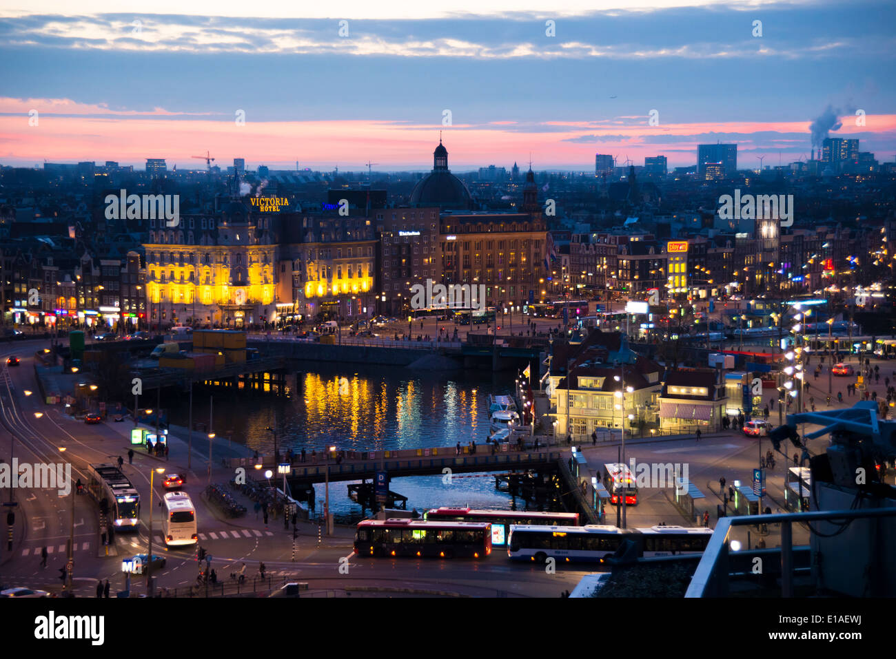Angolo di Alta Vista della stazione di Amsterdam la zona di notte con luci, traffico, sunset Foto Stock