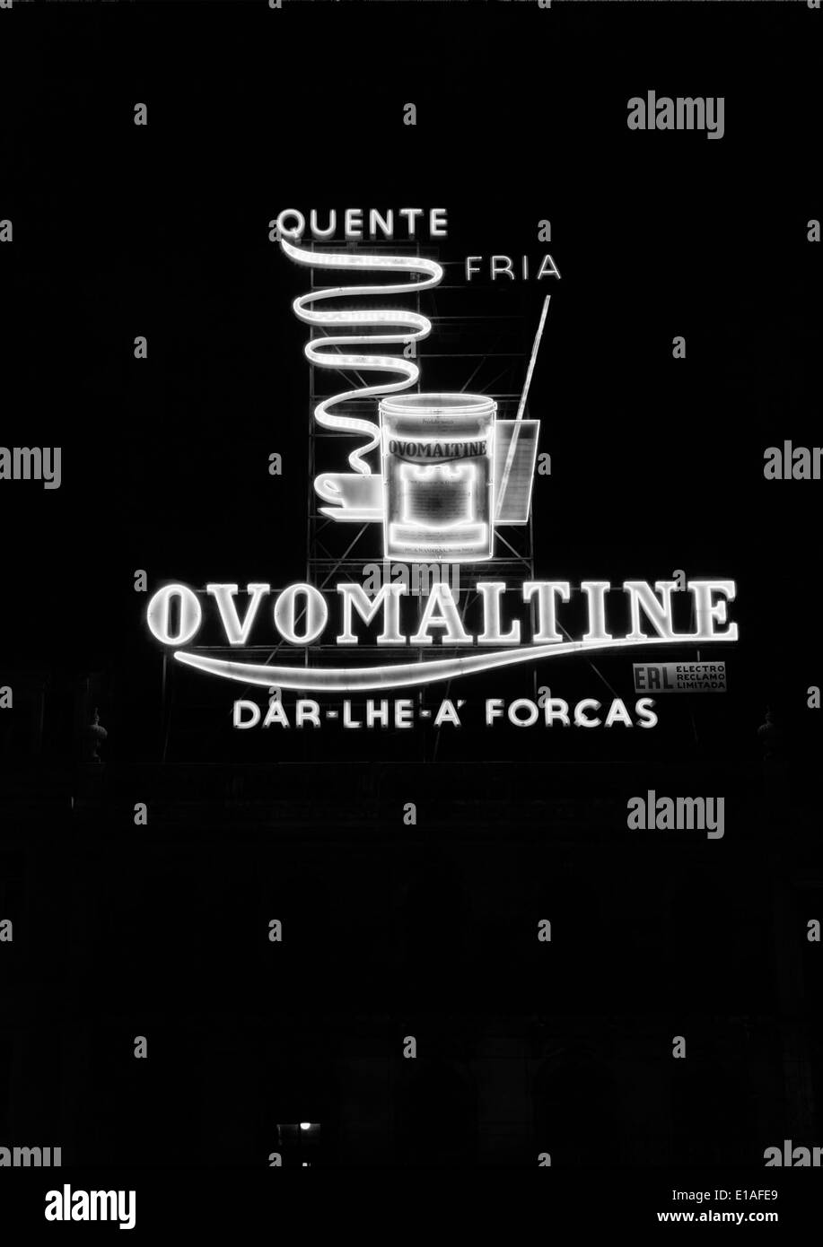 Reclame luminoso a Lisbona rappresenta le iconiche pubblicità al neon che erano prevalenti a metà del XX secolo. Questi cartelli illuminati hanno svolto un ruolo significativo nella pubblicità e nel paesaggio urbano di Lisbona. Foto Stock