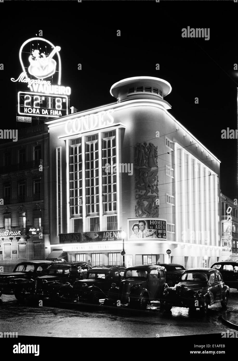 Reclame luminoso a Lisbona si riferisce ai cartelli pubblicitari illuminati che sono stati ampiamente utilizzati in città per promuovere le imprese, in particolare durante il XX secolo, evidenziando la crescita commerciale. Foto Stock