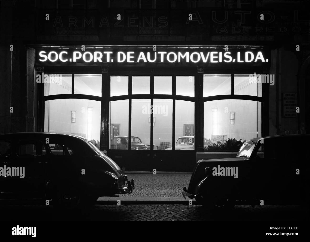 Reclame luminoso si riferisce ai cartelli pubblicitari luminosi e illuminati che si trovano a Lisbona, in Portogallo. Questi cartelli, spesso visti nelle aree urbane trafficate, sono utilizzati per la pubblicità commerciale e la visibilità pubblica. Foto Stock