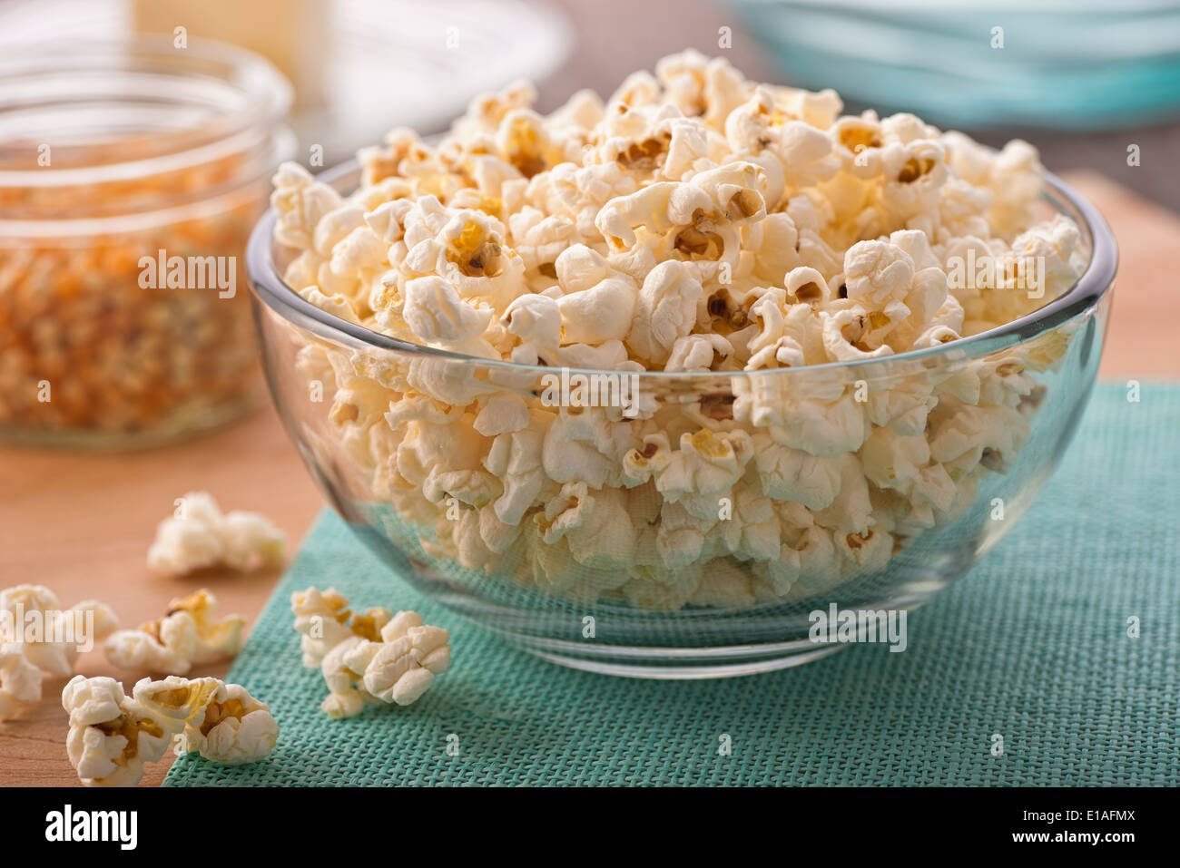 Una ciotola di appena schioccato in casa di popcorn. Foto Stock