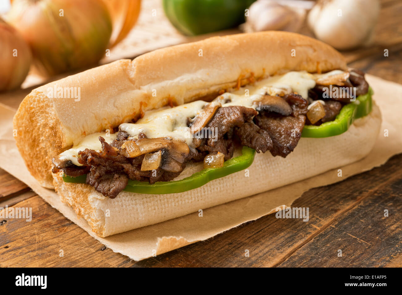 Un delizioso forno Cuocere la bistecca e formaggio sandwich sottomarino con funghi, peperoni verdi, cipolla e. Foto Stock