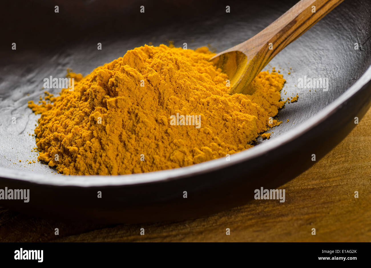 Una ciotola di curcuma in polvere. Foto Stock