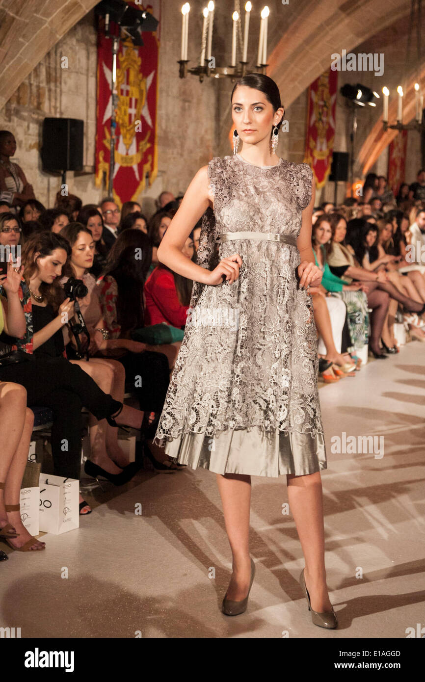 La Valletta, Malta - 28 Maggio:Loredana Roccasalva la raccolta in bridal fashion show durante la Mercedes-Benz Malta della settimana della moda su 28 maggio 2014 nel Centro Conferenze Mediterraneo, Valletta, Malta. Credito: Amanda Hsu/Alamy Live News Foto Stock