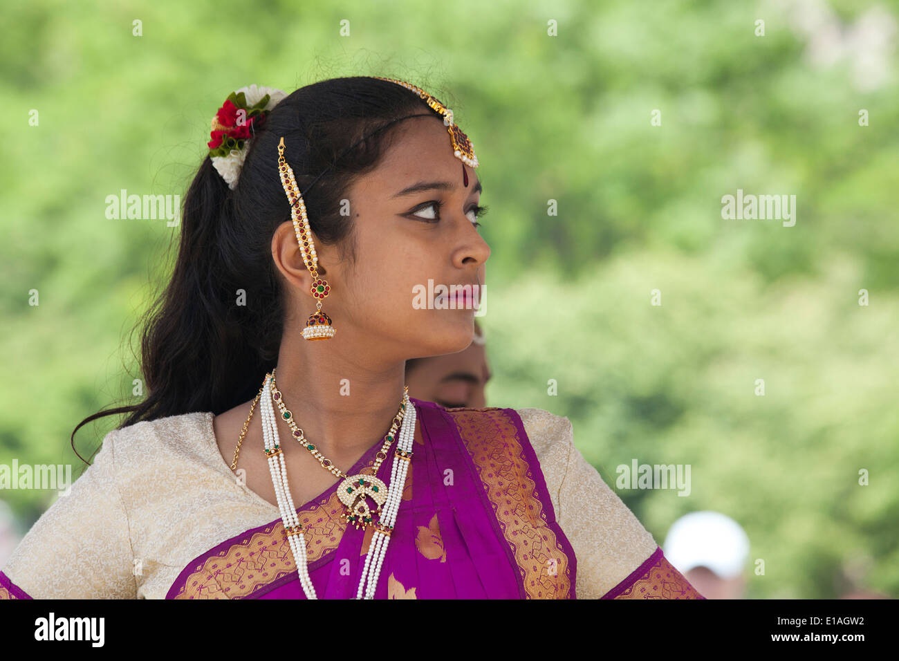 Eseguire la ragazza indiana tradizionale danza classica al festival culturale - USA Foto Stock