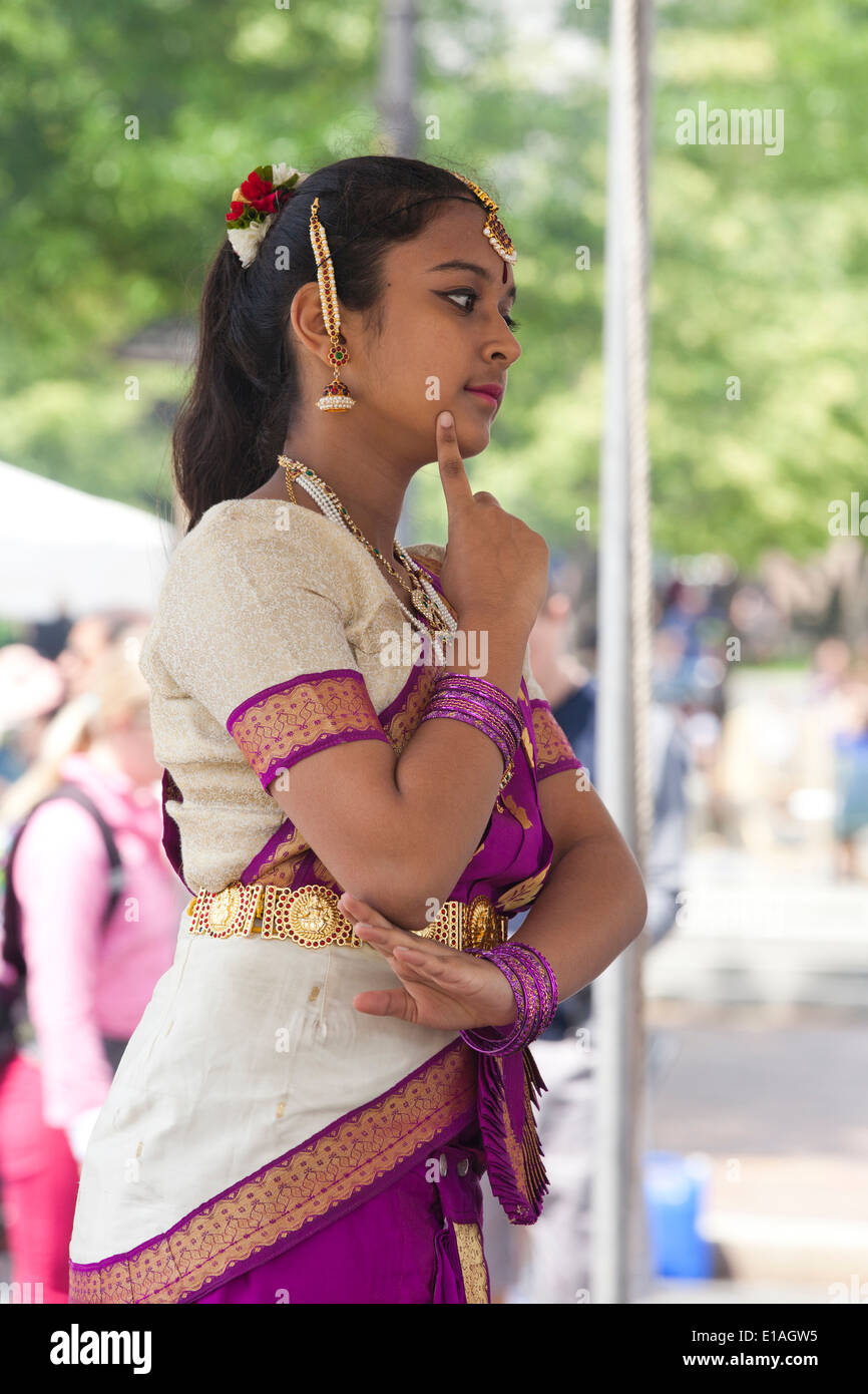 Eseguire la ragazza indiana tradizionale danza classica al festival culturale - USA Foto Stock
