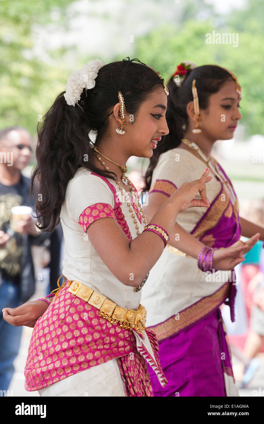 Le ragazze di eseguire indiana tradizionale danza classica al festival culturale - USA Foto Stock
