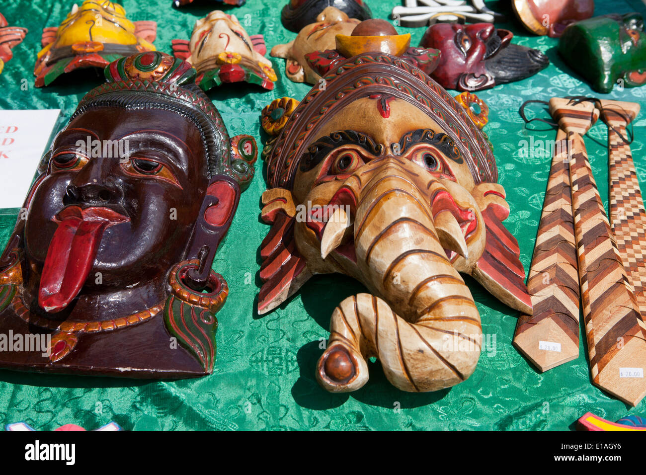 In legno intagliato a mano maschere nepalese Foto Stock