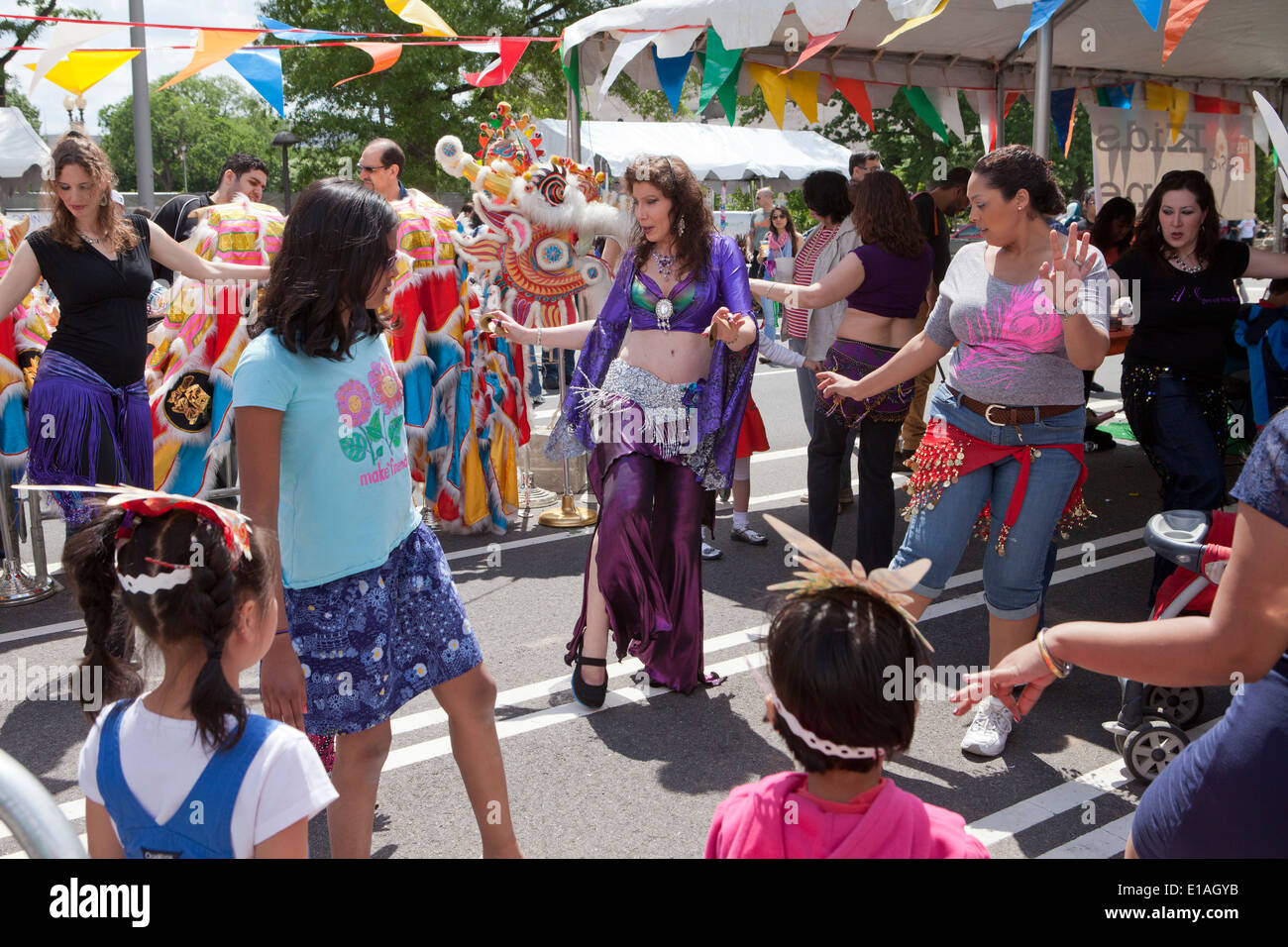 Le persone che stanno imparando la danza del ventre a festival culturali - Washington DC, Stati Uniti d'America Foto Stock