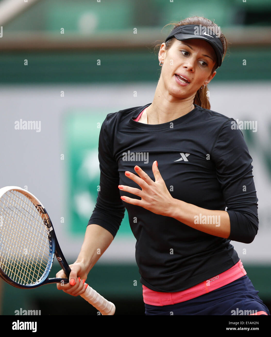 Parigi. 28 Maggio, 2014. Tsvetana Pironkova di Bulgaria reagisce durante le Donne Singoli Secondo turno il match contro Maria Sharapova della Russia il giorno 4 degli Open di Francia al Roland Garros di Parigi il 28 maggio 2014. Maria Sharapova ha vinto 7-5 6-2. Credito: Wang Lili/Xinhua/Alamy Live News Foto Stock