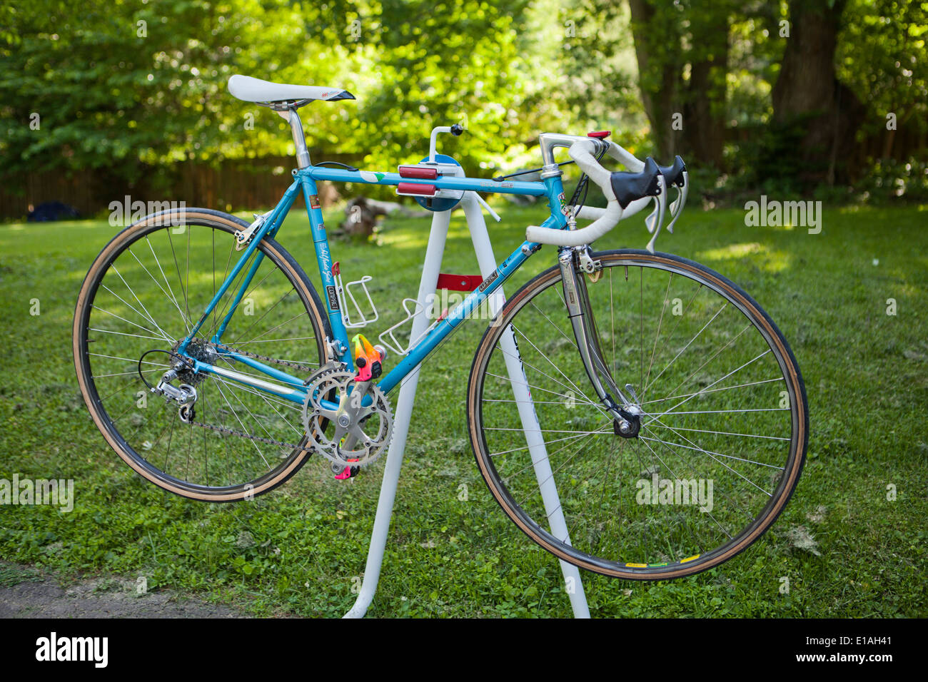 Vintage Italian racing bicicletta sul cavalletto di riparazione - USA Foto Stock