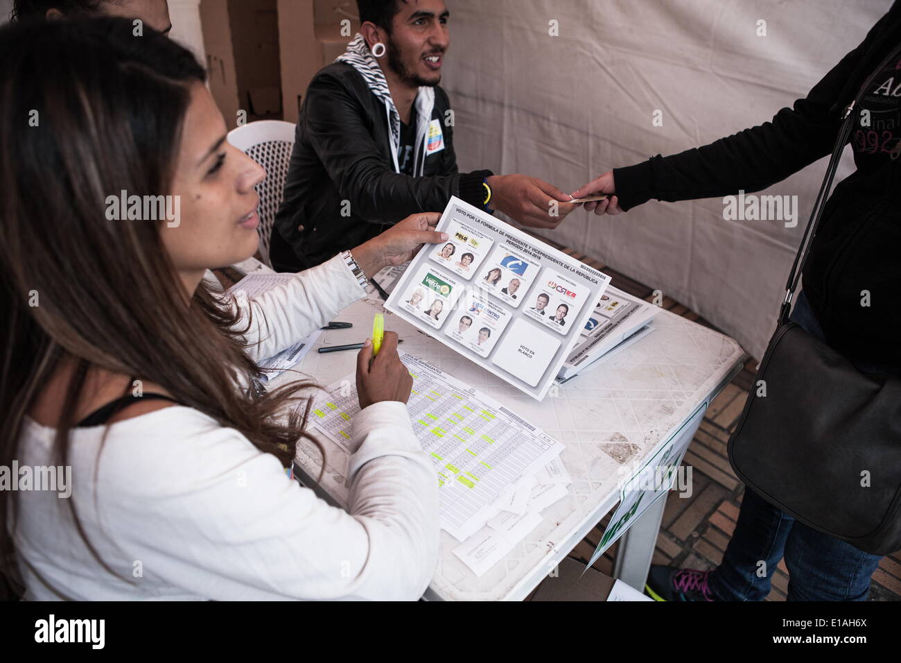 25 maggio 2014 - Bogotà, Colombia - elezioni presidenziali a Bogotà¡, Colombia su 25 Maggio, 2014. (Credito Immagine: © Daniel Van Moll/NurPhoto/ZUMAPRESS.com) Foto Stock