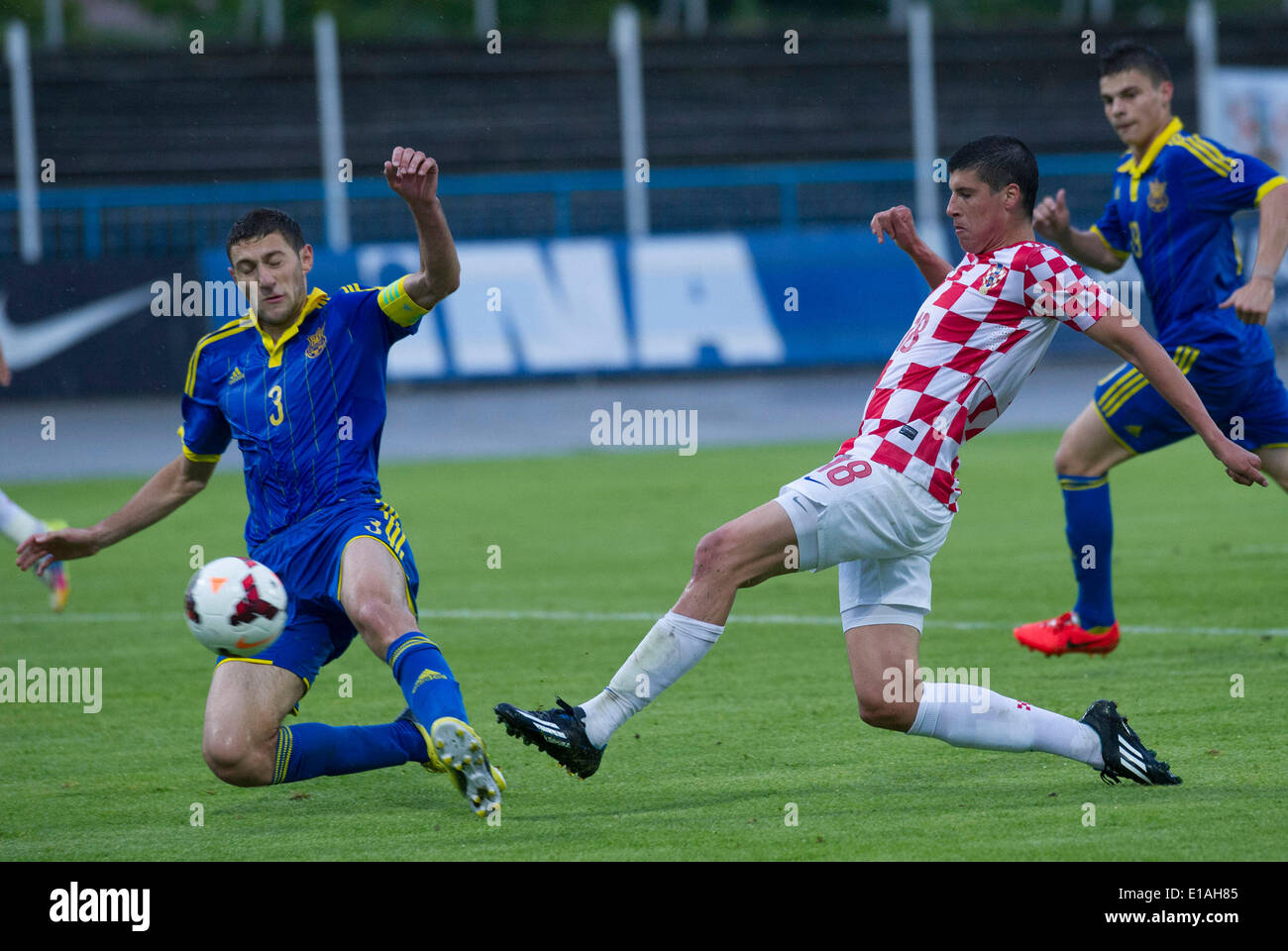 Zagabria, Croazia. 28 Maggio, 2014. Stipe Perica della Croazia (R) il sistema VIES con Ivan Ordets dell'Ucraina durante il U-21 UEFA 2015 CE GRUPPO 5 partita di qualificazione a NK Zagreb stadium a Zagabria in Croazia, 28 maggio 2014. Il gioco si è conclusa con un pareggio. Credito: Miso Lisanin/Xinhua/Alamy Live News Foto Stock