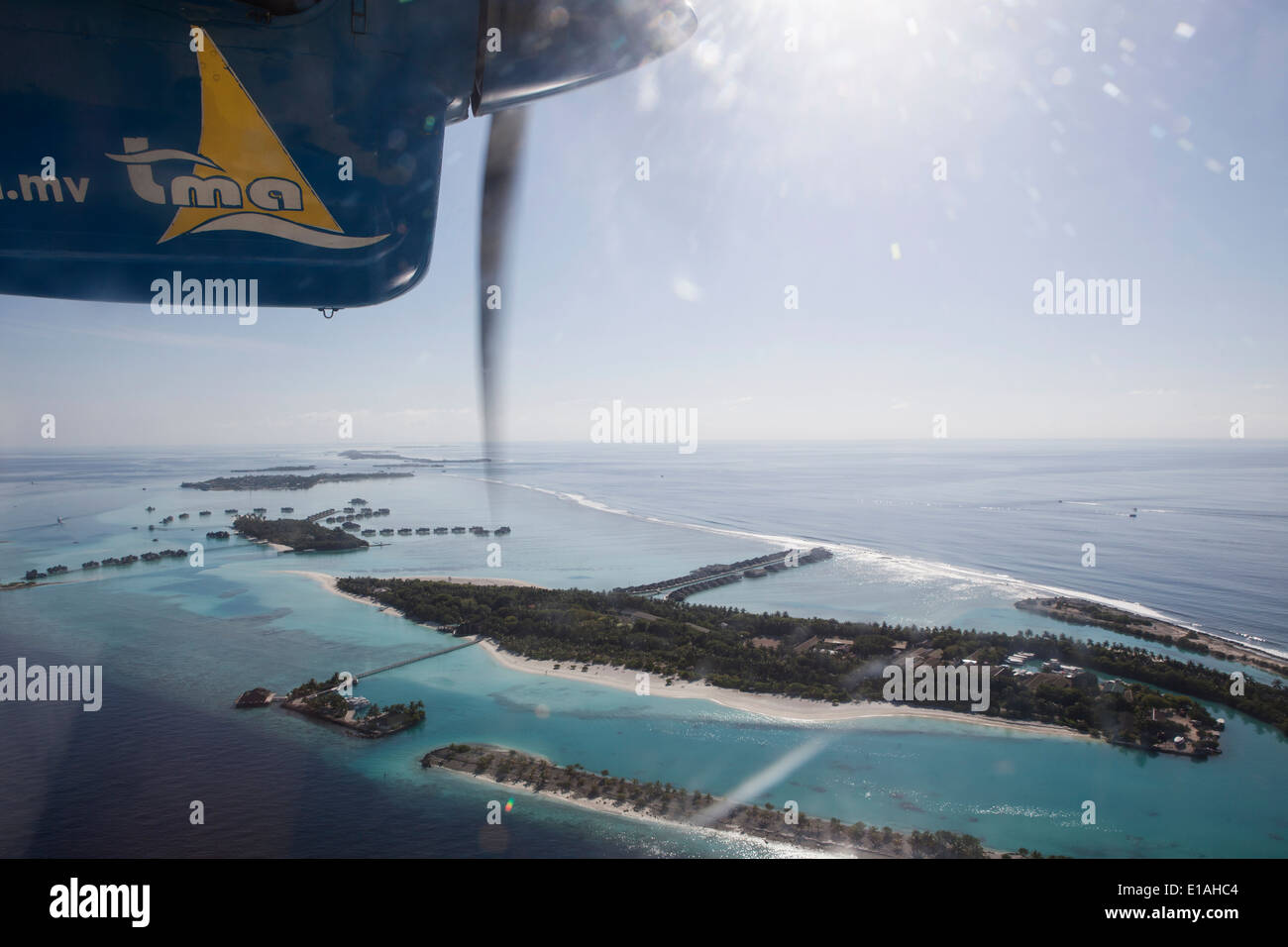 Elica piano (l'acqua taxi) volare tra le isole delle Maldive Foto Stock