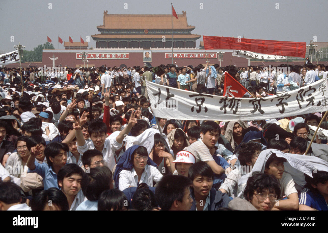 (FILE) - Un archivio foto, datata 19 maggio 1989, protestando studente durante una dimostrazione sulla piazza Tiananmen a Pechino, in Cina. Venticinque anni fa, le proteste deformati in Cina la capitale ma che sono poi stati sbattuto violentemente. Foto: Edgar Bauer/dpa Foto Stock