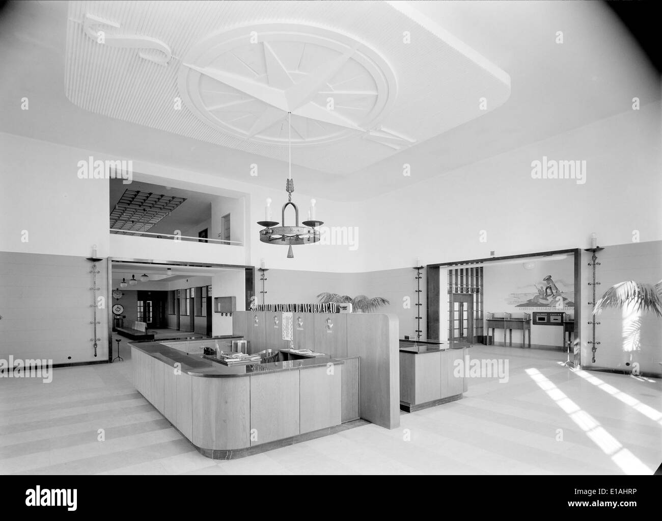 L'Aeroporto de Lisboa, noto anche come Humberto Delgado Airport, è il principale punto di accesso internazionale al Portogallo. Situato a Lisbona, funge da hub per i voli nazionali e internazionali, trasportando milioni di passeggeri all'anno. Foto Stock