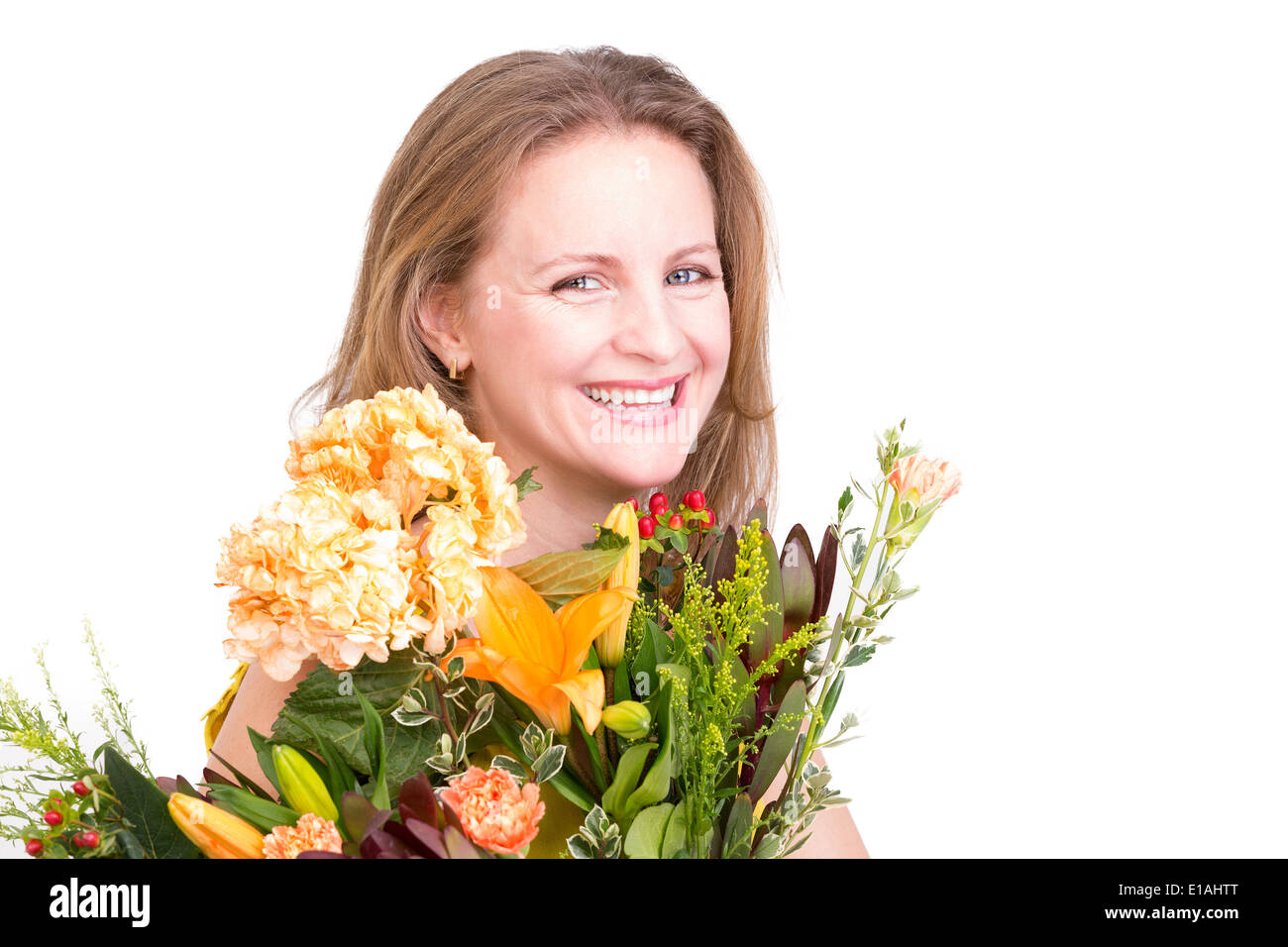 Felice donna sorridente dietro il mazzo di fiori che esprime i suoi sentimenti veramente Foto Stock