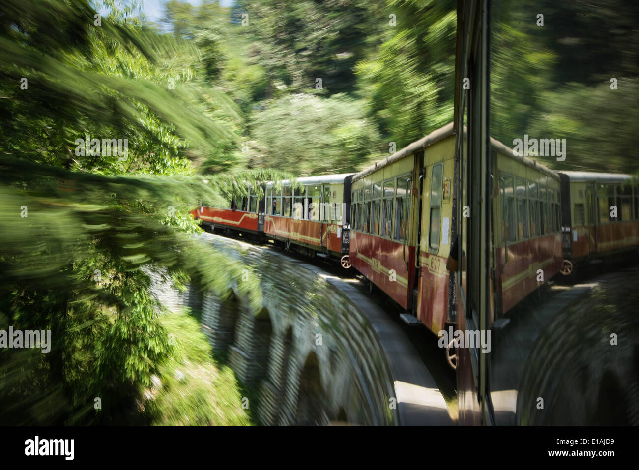 (140529) -- Himachal Pradesh, 29 maggio 2013 (Xinhua) -- Un treno è in funzione sulla ferrovia Kalka-Shimla in nord India di Himachal Pradesh, 28 maggio 2014. La ferrovia Kalka-Shimla è un 762?mm ferrovia a scartamento ridotto nel nord-ovest dell'India di Himachal Pradesh che viaggia lungo un gran parte montuosa percorso da A Kalka Shimla. È noto per le impressionanti vedute delle colline e villaggi circostanti. Le 96 km lungo la ferrovia fu costruito a partire dal 1898 per fornire un servizio alla città montana di Shimla. Tre ancora pienamente operative le ferrovie, il Darjeeling Himalayan Railway in India del Bengala Occidentale, il Nilgiri Mount Foto Stock