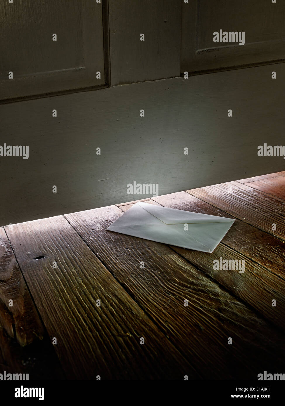 Busta scivolato sotto la porta Foto Stock