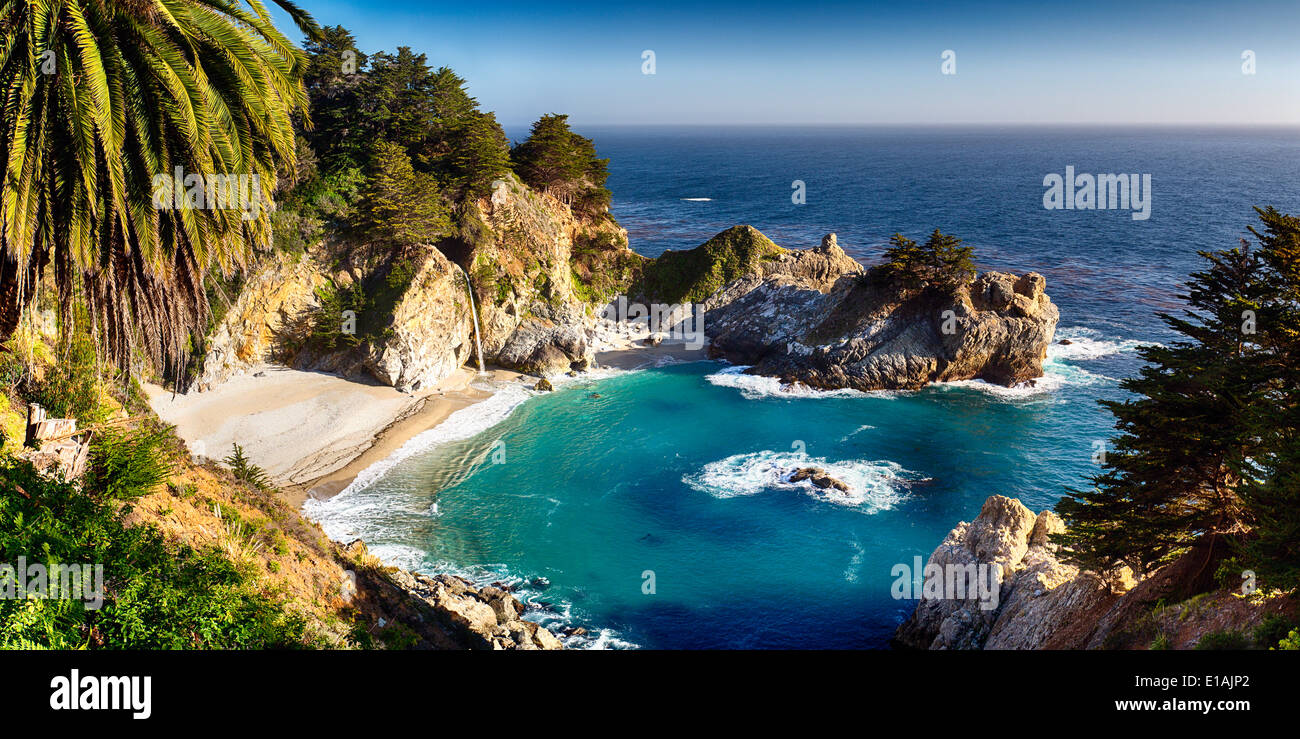 Angolo alto vista panoramica di una piccola baia con una cascata, Mc modo Creek, Julia Pfeiffer Burns State Park, Big Sur, California Foto Stock