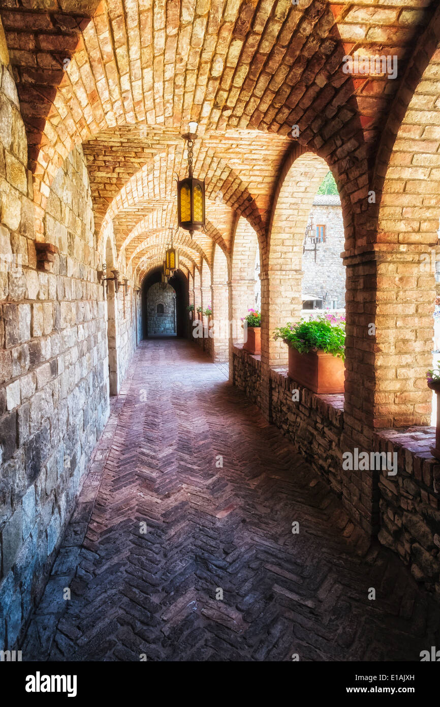 Archi di una Toscana Castello nella Napa Valley, Castello di Amorosa, Calistoga, California Foto Stock