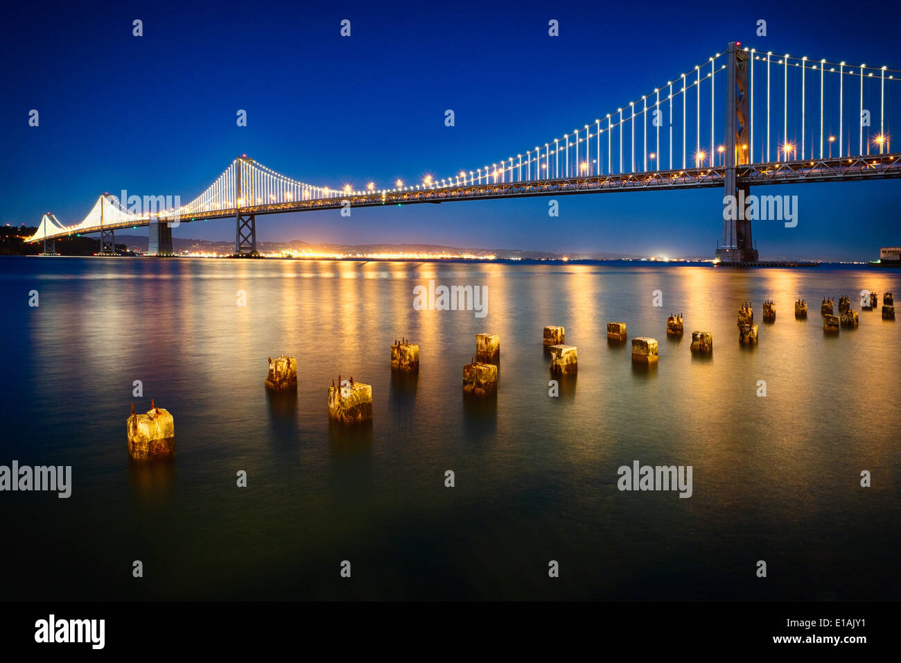 Vista notturna della sezione occidentale del San Francisco-Okland Bay Bridge di San Francisco, California, Stati Uniti d'America. Foto Stock