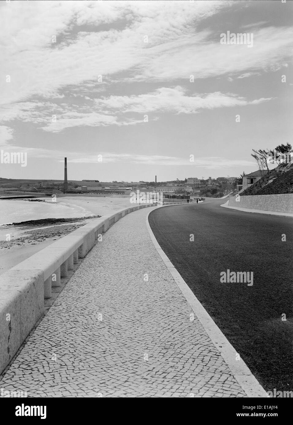 L'Estrada Marginal è una strada costiera che collega Lisbona a Estoril e Cascais. Questo percorso principale offre vedute panoramiche dell'Oceano Atlantico ed è una strada importante per il traffico locale e turistico. Foto Stock